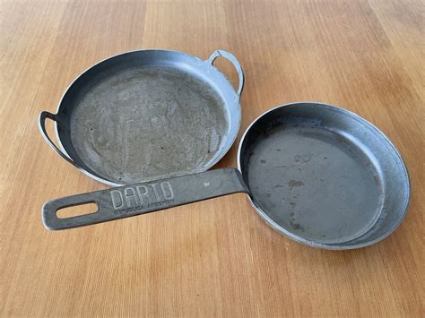 They are one piece pans with around the same material thickness but for a lot less than a Solidteknics. . Darto pan